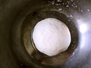 除咸蛋黄和油外所有原料混合，揉成光滑的面团，盖保鲜膜静置发酵半小时