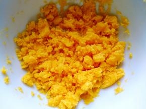 将咸蛋黄喷白酒蒸熟或烤熟，用勺子背压碎