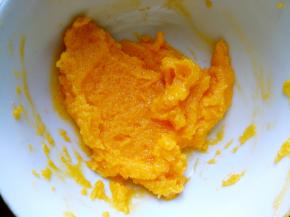 加入玉米油搅拌均匀