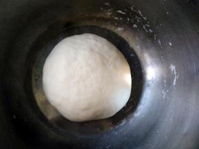 半小时后面团比之前膨胀一些