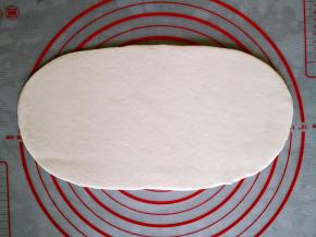 将面团用擀面杖擀成长方形面片