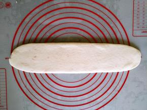 将长条轻轻擀开