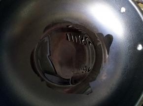 锅里放少许油，开小火