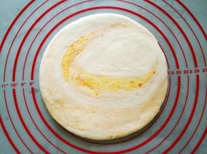 将面团按扁，轻轻擀成圆饼状
