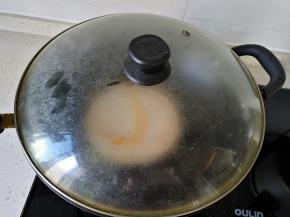 盖上锅盖，小火煎5分钟，翻面煎5分钟