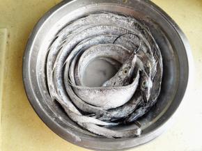 1.	带鱼先用清水冲洗一下，去掉外表漂亮的银色“鳞”，