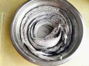 1.	带鱼先用清水冲洗一下，去掉外表漂亮的银色“鳞”，