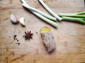 5.	葱，姜，蒜，大料，花椒准备好，葱切段，姜切末，蒜切片，