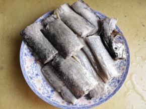 4.	把带鱼切成适中的段，这样方便烹饪，