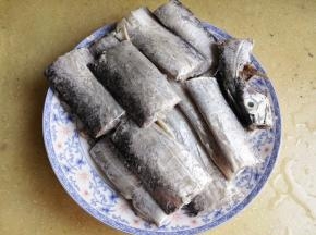 4.	把带鱼切成适中的段，这样方便烹饪，