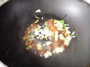 7.	加入适量酱油，