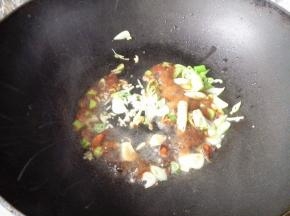 7.	加入适量酱油，