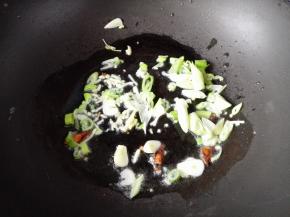 6.	锅里加油，油热后，放入葱，姜，蒜，大料和花椒爆香，