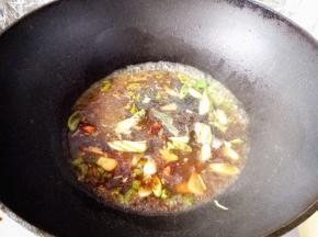 8.	出香味后，加入清水，清水的量根据锅的大小，带鱼的多少来定，只在带鱼放入锅中后，能够没过带鱼就好，
