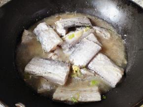 9.	水烧开后，倒入带鱼，注意要轻一点，因为带鱼很嫩，很容易破相，