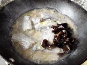 10.	大火烧开后，放入木耳，转小火慢炖，