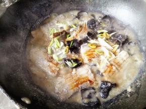 12.	再次倒入适量酱油调味调色，一点盐，少许糖调味，关火，准备出锅。