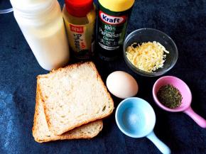 将鸡蛋土司芝士等材料准备好