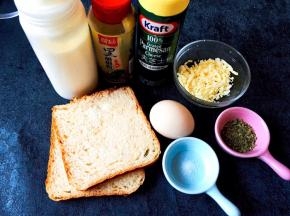 将鸡蛋土司芝士等材料准备好