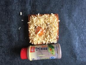 将黑胡椒粉均匀撒点在表面