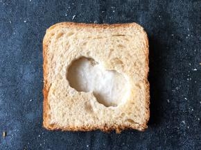 将压过的土司盖在有沙拉酱土司的上面