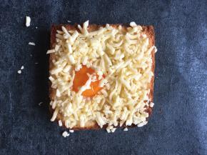 将一碗芝士均匀撒在表面，芝士可以多些摆平就好