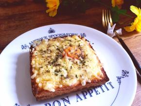 将烤好的鸡蛋芝士土司面包装盘即可开吃，只要烤到芝士融化就好