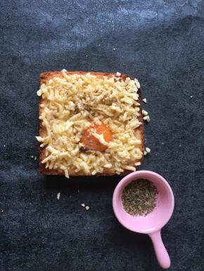 在表面撒少许盐，撒上罗勒，入烤箱180度5分钟。上下烤