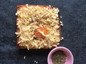 在表面撒少许盐，撒上罗勒，入烤箱180度5分钟。上下烤