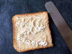 在没压过的土司上挤上沙拉酱，尽量多挤点，用工具将沙拉酱抹平