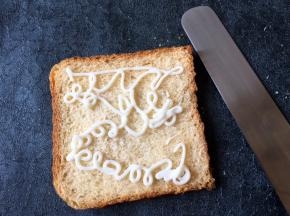 在没压过的土司上挤上沙拉酱，尽量多挤点，用工具将沙拉酱抹平