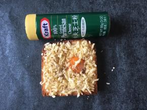 将卡夫芝士粉撒些在表面