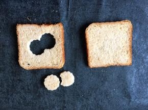 在将磨具顺着压过后的边压出另一个圆