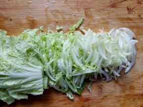 1.	白菜洗净先要丝，再切成小粒，