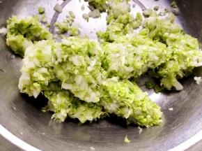 2.	注意关健在这第二步，把切好的白菜用手捏出水分，不能捏得太干，但如果不这样做馅料会比较稀，不好包，如果水份去得太多，馅料又会比较干，不好吃，