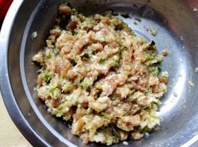 3.	肉馅加酱油，油，盐，拌均匀，加入虾仁和白菜一起拌匀，