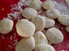 6.	分成一个大约100克左右的面团，