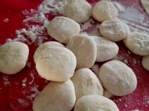 6.	分成一个大约100克左右的面团，