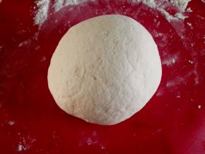 5.	凉一会儿，再倒入凉水，用手揉成光滑的面团，醒面10分钟左右，