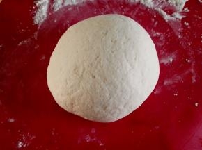 5.	凉一会儿，再倒入凉水，用手揉成光滑的面团，醒面10分钟左右，