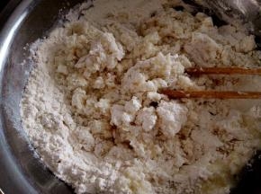 4.	面粉先加入开水烫面，搅拌成大块的状态，如图，大约为总的用水量的2/3，这样做出的馅饼比较软，