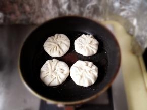 9.	锅里刷好油，放入馅饼，盖好盖子，注意中火，大约2分钟左右，馅饼呈金黄色即可翻面，