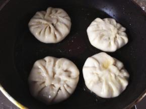 11.	用刷子在表面刷好油，