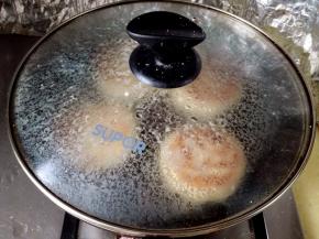 12.	翻面再煎，倒入50ml左右的清水，马上盖盖，大约3分钟左右即可出锅。