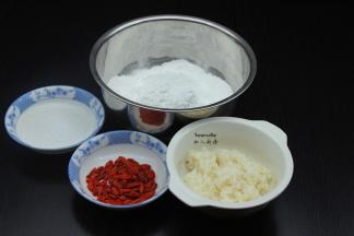 准备食材：糯米粉、甜酒酿、白砂糖、花生酱、枸杞；