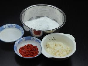 准备食材：糯米粉、甜酒酿、白砂糖、花生酱、枸杞；