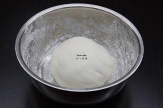 把白砂糖加适量清水煮沸，倒入糯米粉中拌均揉成光滑米团；