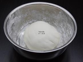 把白砂糖加适量清水煮沸，倒入糯米粉中拌均揉成光滑米团；
