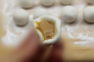 分成小团，压扁，中间包花生酱，锁紧口；PS：不能用擀面杖擀，糯米太黏，只能用手压扁在放花生酱。