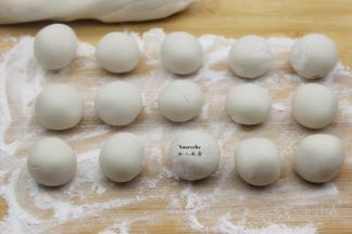 做好的圆滚滚的漂亮花生味汤圆；PS：馅可以选择其他口味入黑芝麻。